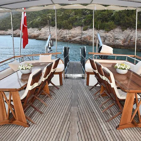 Bateau-hôtel Yesin *