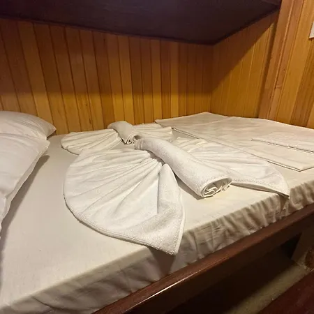 Bateau-hôtel Yesin